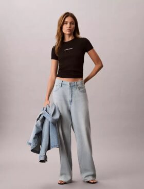 Camiseta corta con logo y ribete contorneado