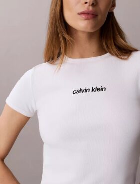 Camiseta corta con logo y ribete contorneado