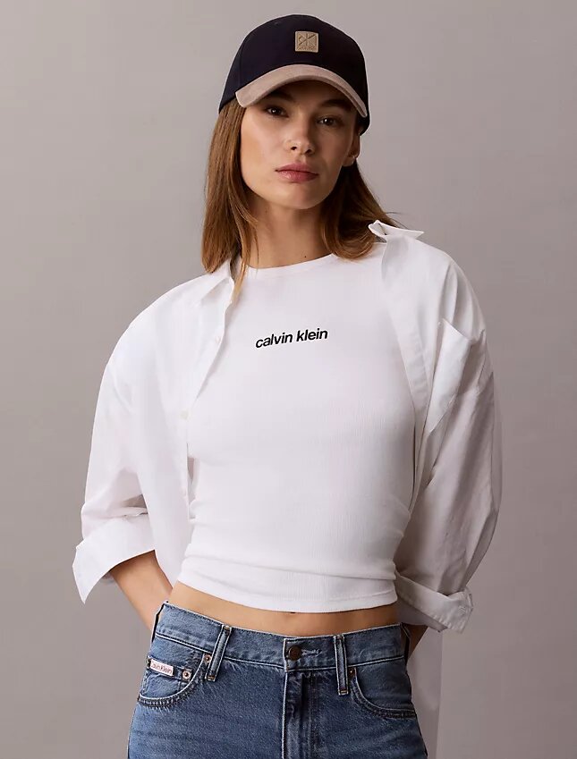 Camiseta corta con logo y ribete contorneado Camiseta corta con logo y ribete contorneado