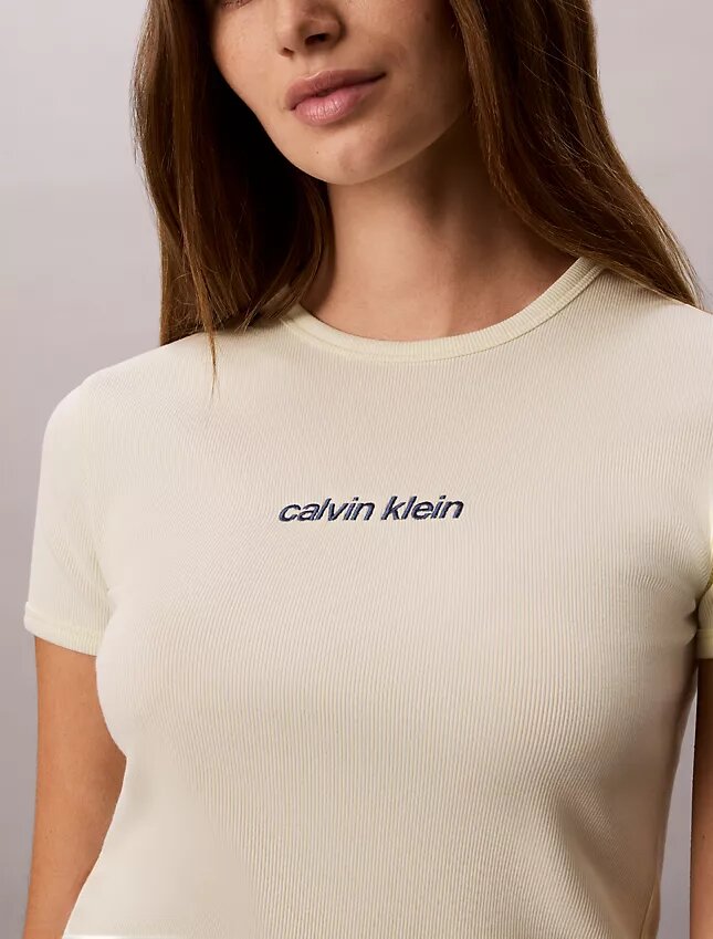 Camiseta corta con logo y ribete contorneado Camiseta corta con logo y ribete contorneado