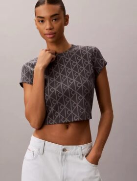Camiseta corta con logotipo