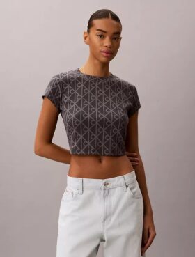 Camiseta corta con logotipo