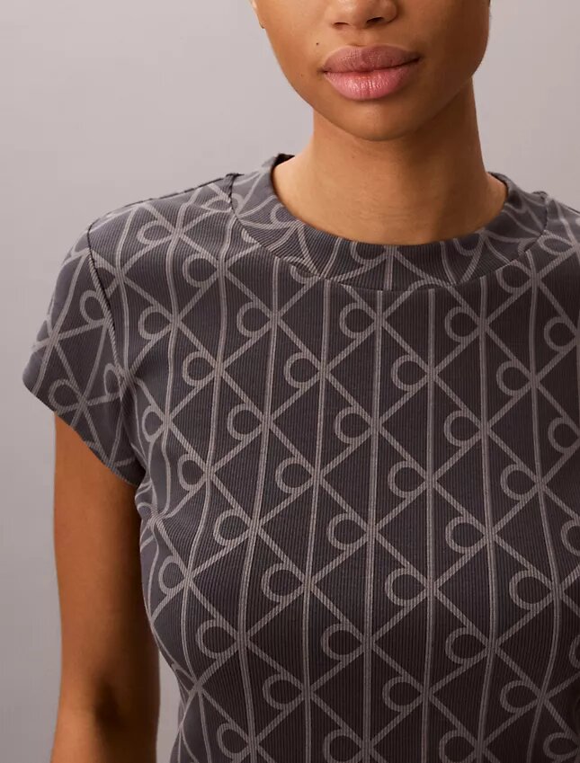 Camiseta corta con logotipo Camiseta corta con logotipo