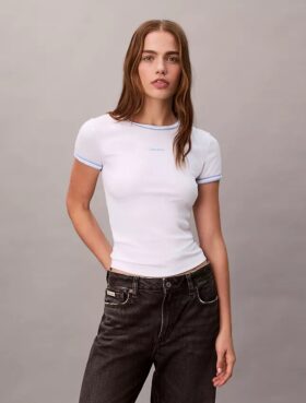 Camiseta corta con ribete en contraste y logo estampado