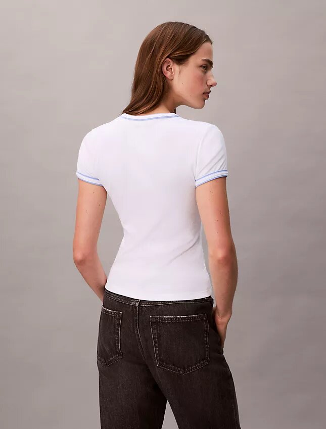 Camiseta corta con ribete en contraste y logo estampado Camiseta corta con ribete en contraste y logo estampado