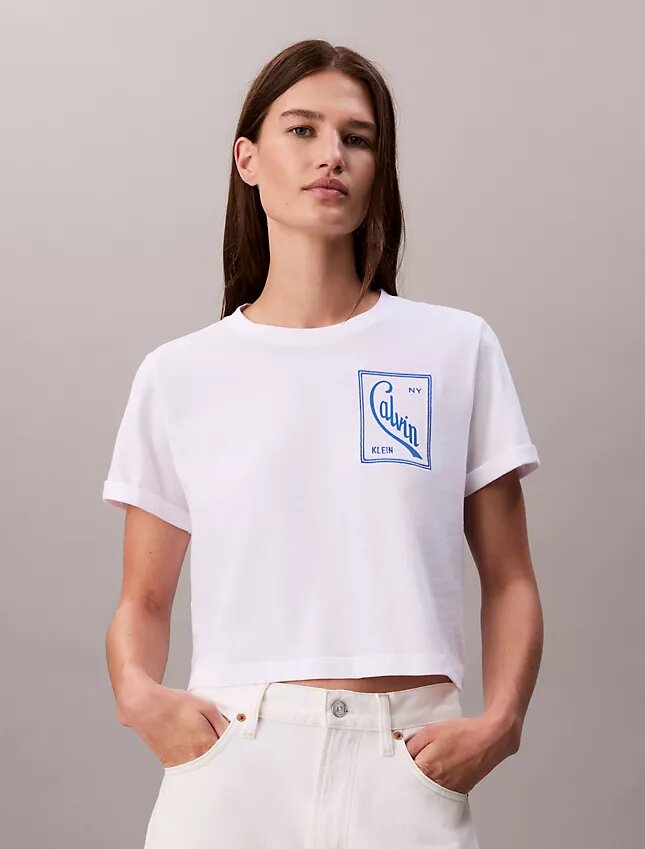 Camiseta corta de corte cuadrado con logotipo en letra cursiva Camiseta corta de corte cuadrado con logotipo en letra cursiva