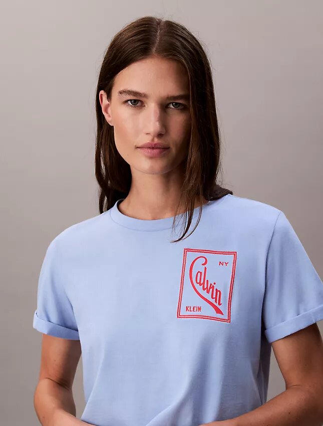 Camiseta corta de corte cuadrado con logotipo en letra cursiva Camiseta corta de corte cuadrado con logotipo en letra cursiva