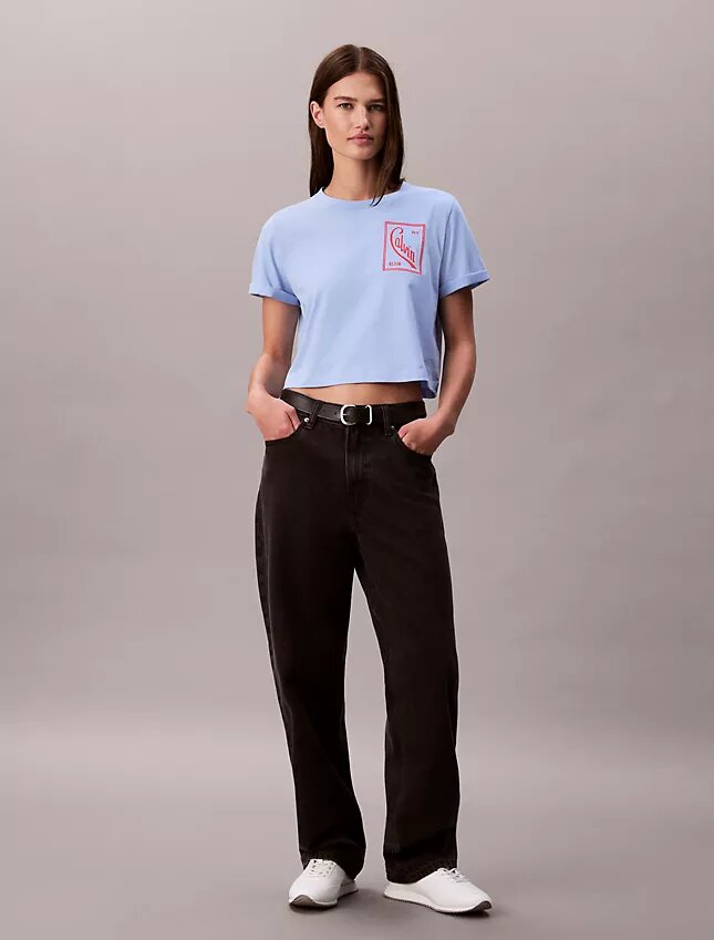 Camiseta corta de corte cuadrado con logotipo en letra cursiva Camiseta corta de corte cuadrado con logotipo en letra cursiva