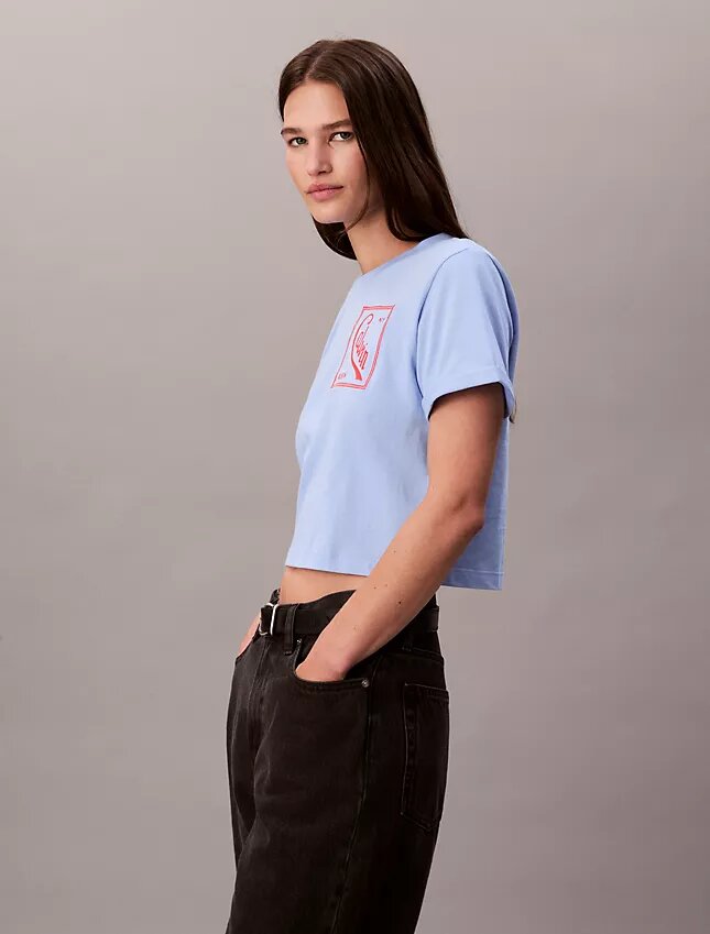 Camiseta corta de corte cuadrado con logotipo en letra cursiva Camiseta corta de corte cuadrado con logotipo en letra cursiva