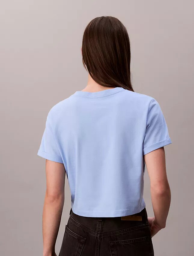 Camiseta corta de corte cuadrado con logotipo en letra cursiva Camiseta corta de corte cuadrado con logotipo en letra cursiva