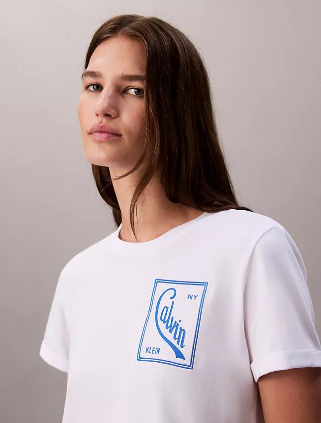 Camiseta corta de corte cuadrado con logotipo en letra cursiva Camiseta corta de corte cuadrado con logotipo en letra cursiva