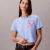 Camiseta corta de corte cuadrado con logotipo en letra cursiva Camiseta corta de corte cuadrado con logotipo en letra cursiva