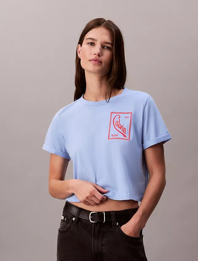 Camiseta corta de corte cuadrado con logotipo en letra cursiva Camiseta corta de corte cuadrado con logotipo en letra cursiva