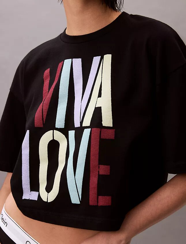Camiseta corta holgada «Pride Viva Love» de Marc Hundley Camiseta corta holgada «Pride Viva Love» de Marc Hundley