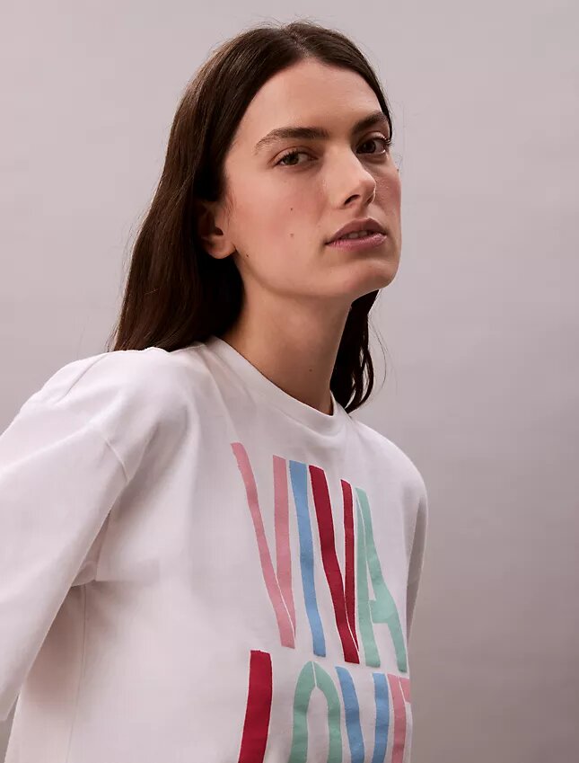 Camiseta corta holgada «Pride Viva Love» de Marc Hundley Camiseta corta holgada «Pride Viva Love» de Marc Hundley