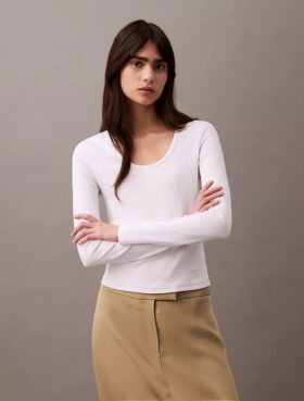 Camiseta de algodón con cuello en U y canalé