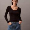Camiseta de algodón con cuello en U y canalé Camiseta de algodón con cuello en U y canalé