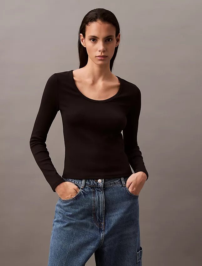 Camiseta de algodón con cuello en U y canalé Camiseta de algodón con cuello en U y canalé