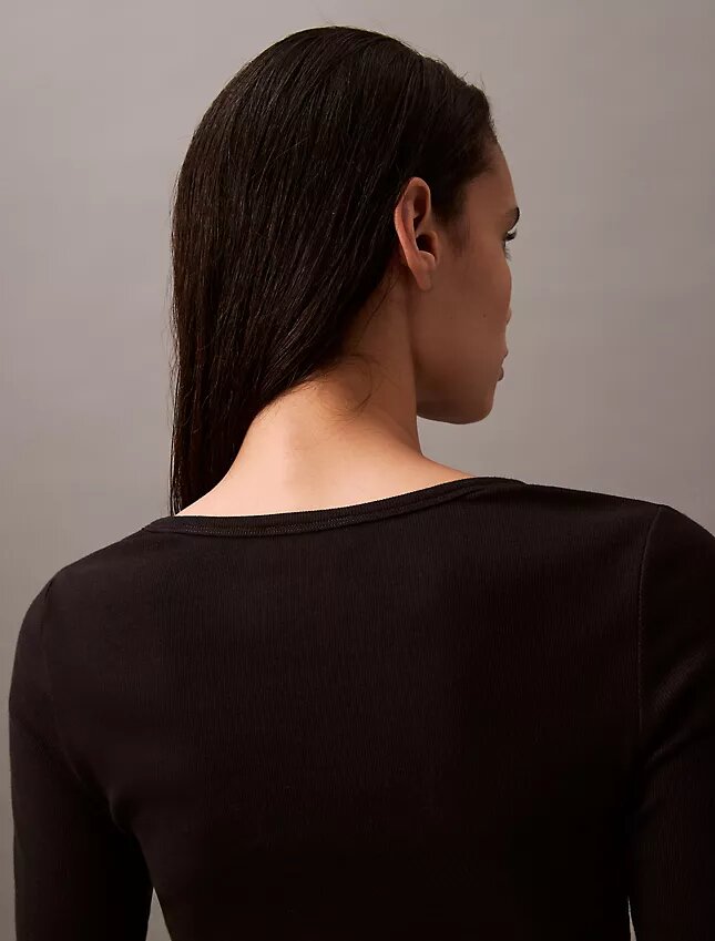 Camiseta de algodón con cuello en U y canalé Camiseta de algodón con cuello en U y canalé