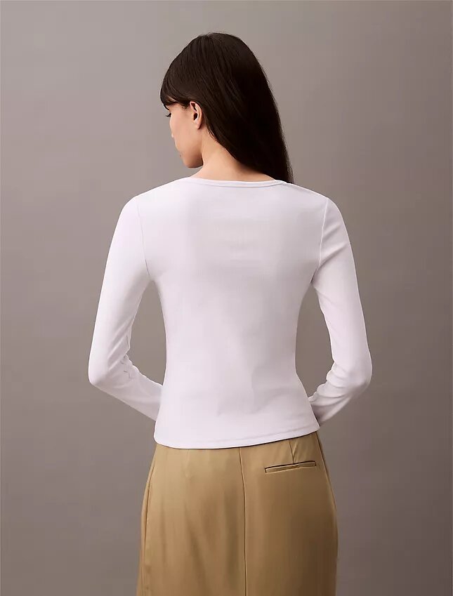 Camiseta de algodón con cuello en U y canalé Camiseta de algodón con cuello en U y canalé
