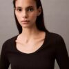 Camiseta de algodón con cuello en U y canalé Camiseta de algodón con cuello en U y canalé