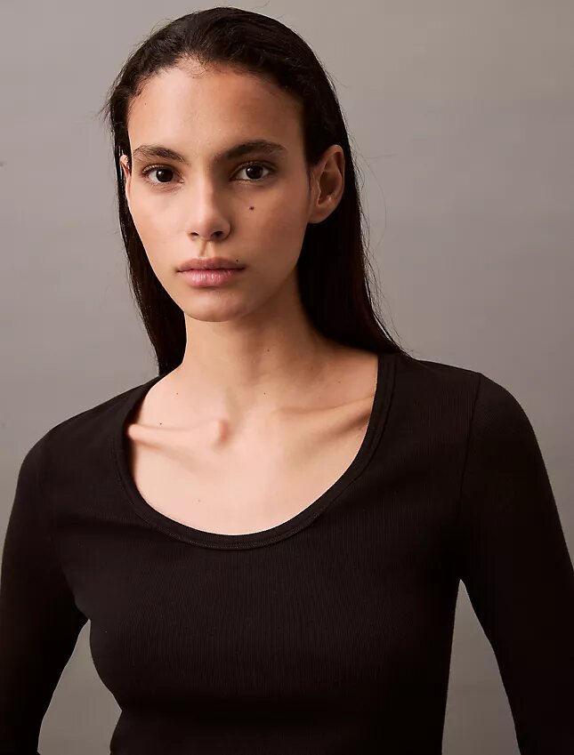 Camiseta de algodón con cuello en U y canalé Camiseta de algodón con cuello en U y canalé