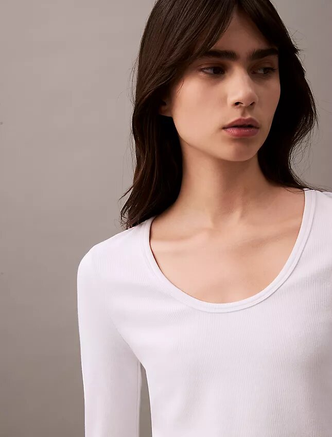 Camiseta de algodón con cuello en U y canalé Camiseta de algodón con cuello en U y canalé
