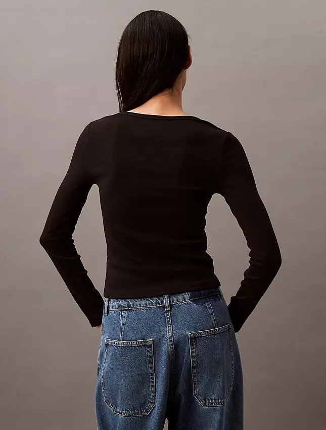 Camiseta de algodón con cuello en U y canalé Camiseta de algodón con cuello en U y canalé