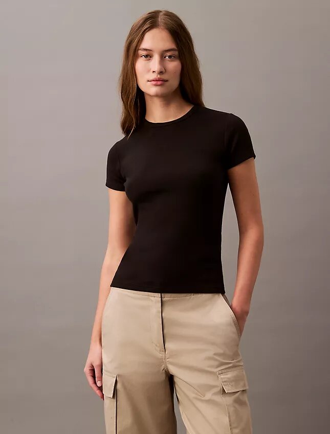 Camiseta de algodón con ribete contorneado Camiseta de algodón con ribete contorneado