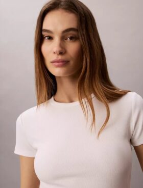 Camiseta de algodón con ribete contorneado