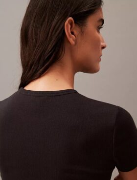 Camiseta de algodón con ribete contorneado