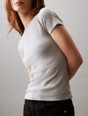 Camiseta de algodón con ribete contorneado