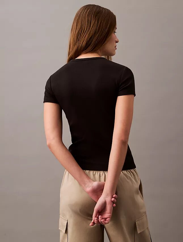 Camiseta de algodón con ribete contorneado Camiseta de algodón con ribete contorneado