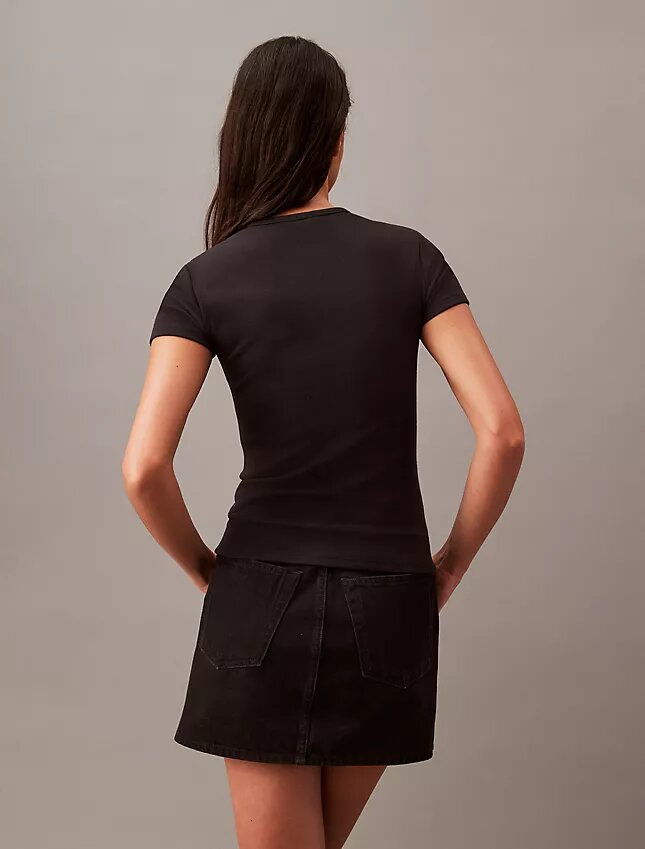 Camiseta de algodón con ribete contorneado Camiseta de algodón con ribete contorneado