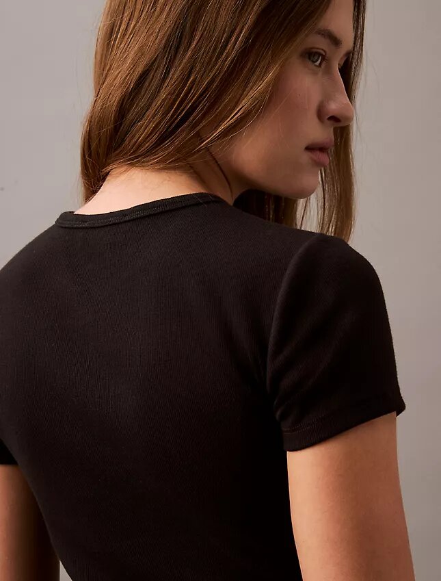 Camiseta de algodón con ribete contorneado Camiseta de algodón con ribete contorneado