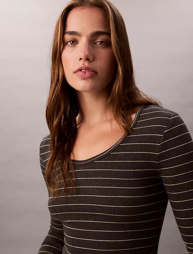 Camiseta de cuello en U con ribete contorneado de algodón Camiseta de cuello en U con ribete contorneado de algodón