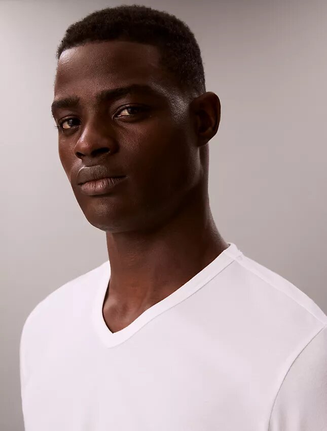 Camiseta de cuello en V de corte ajustado, paquete de 3, mezcla de Cotton Stretch Camiseta de cuello en V de corte ajustado, paquete de 3, mezcla de Cotton Stretch