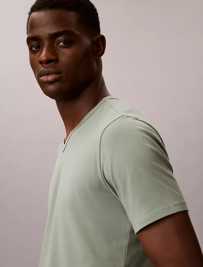 Camiseta de cuello en V de corte ajustado, paquete de 3, mezcla de Cotton Stretch Camiseta de cuello en V de corte ajustado, paquete de 3, mezcla de Cotton Stretch
