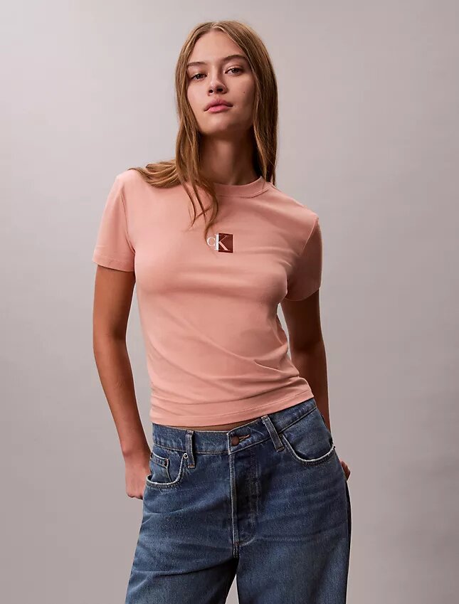 Camiseta de cuello redondo con bloque de logotipo Monogram Camiseta de cuello redondo con bloque de logotipo Monogram