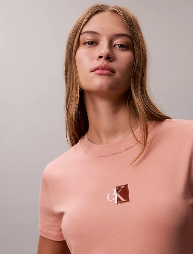 Camiseta de cuello redondo con bloque de logotipo Monogram Camiseta de cuello redondo con bloque de logotipo Monogram