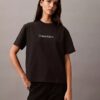 Camiseta de cuello redondo con corte holgado y logotipo estándar Camiseta de cuello redondo con corte holgado y logotipo estándar