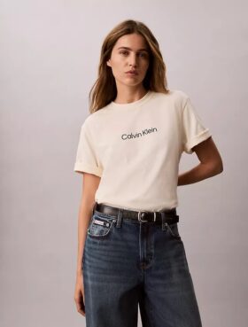 Camiseta de cuello redondo con corte holgado y logotipo estándar