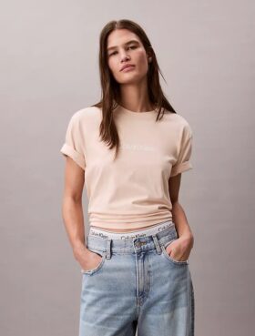 Camiseta de cuello redondo con corte holgado y logotipo estándar