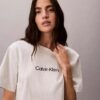 Camiseta de cuello redondo con corte holgado y logotipo estándar Camiseta de cuello redondo con corte holgado y logotipo estándar