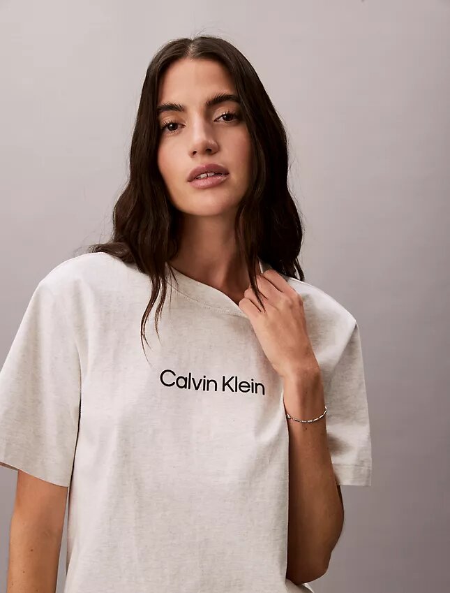 Camiseta de cuello redondo con corte holgado y logotipo estándar Camiseta de cuello redondo con corte holgado y logotipo estándar