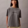 Camiseta de cuello redondo con corte holgado y logotipo estándar Camiseta de cuello redondo con corte holgado y logotipo estándar