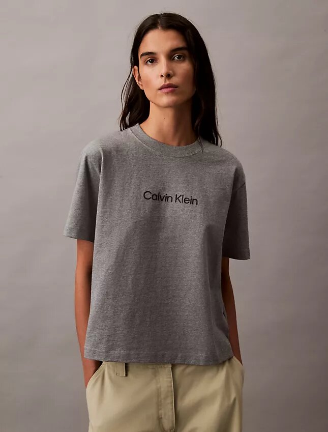Camiseta de cuello redondo con corte holgado y logotipo estándar Camiseta de cuello redondo con corte holgado y logotipo estándar
