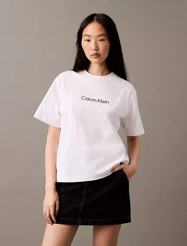 Camiseta de cuello redondo con corte holgado y logotipo estándar Camiseta de cuello redondo con corte holgado y logotipo estándar
