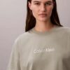 Camiseta de cuello redondo con corte holgado y logotipo estándar Camiseta de cuello redondo con corte holgado y logotipo estándar
