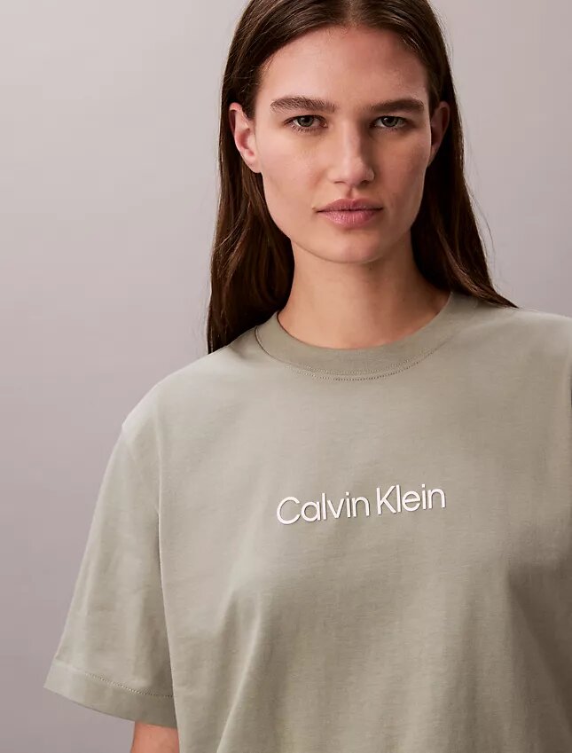 Camiseta de cuello redondo con corte holgado y logotipo estándar Camiseta de cuello redondo con corte holgado y logotipo estándar
